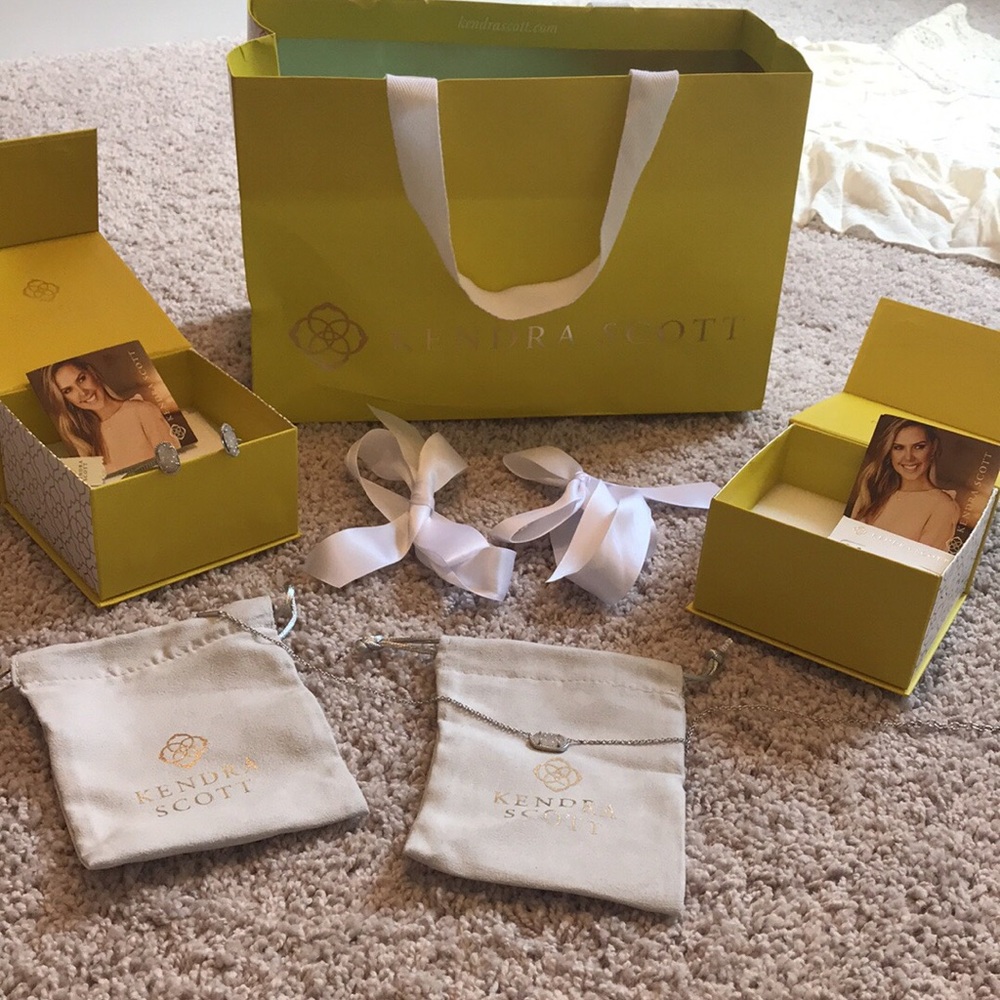 SOLD Kendra Scott necklace silver crystal pendant